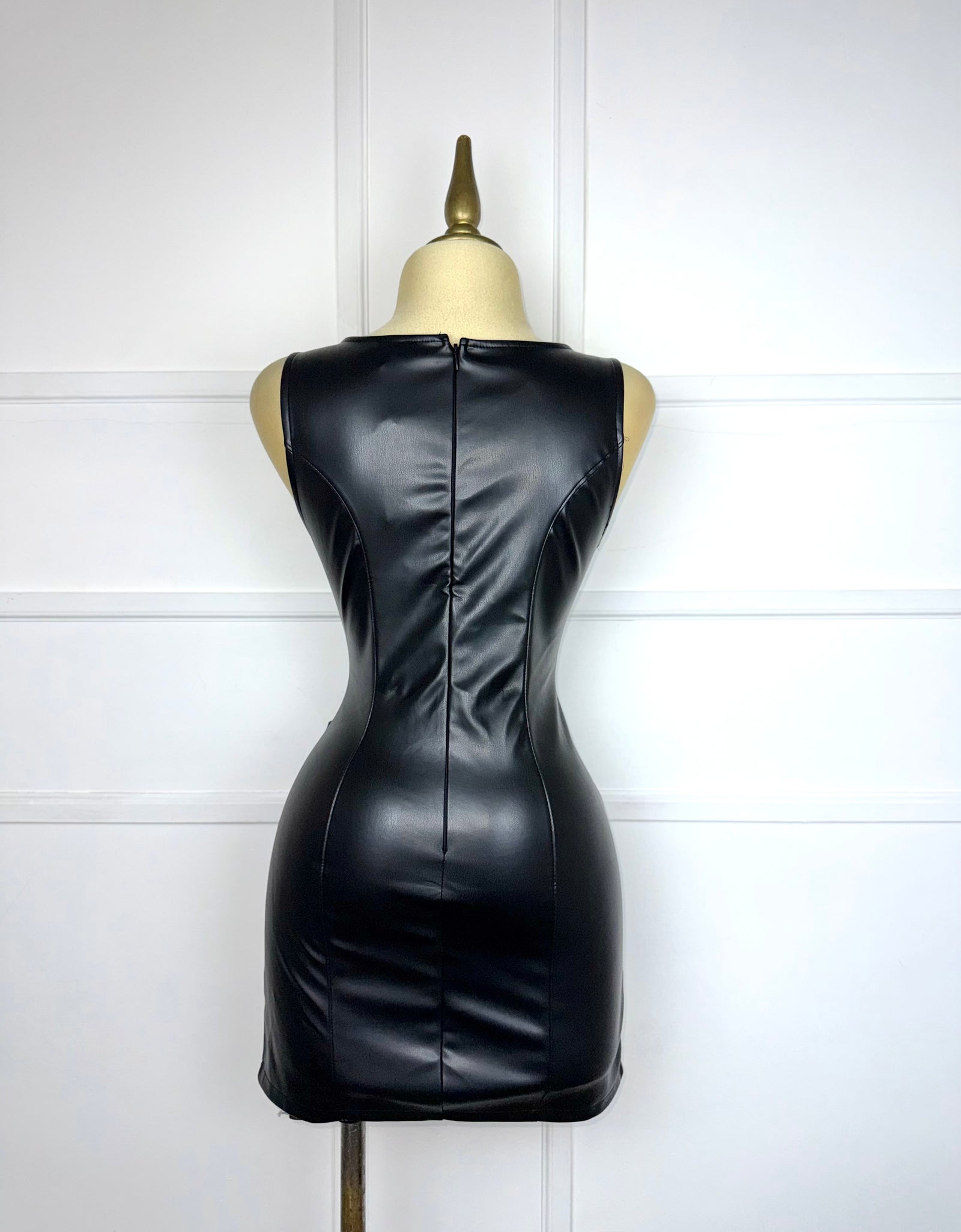 Vestido vinipiel con drapeado