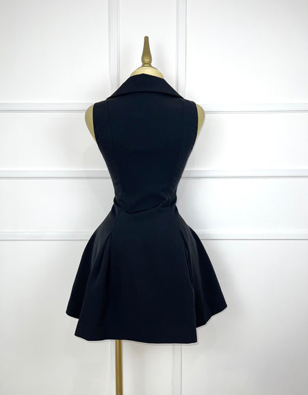 Vestido negro corto con botones dorados