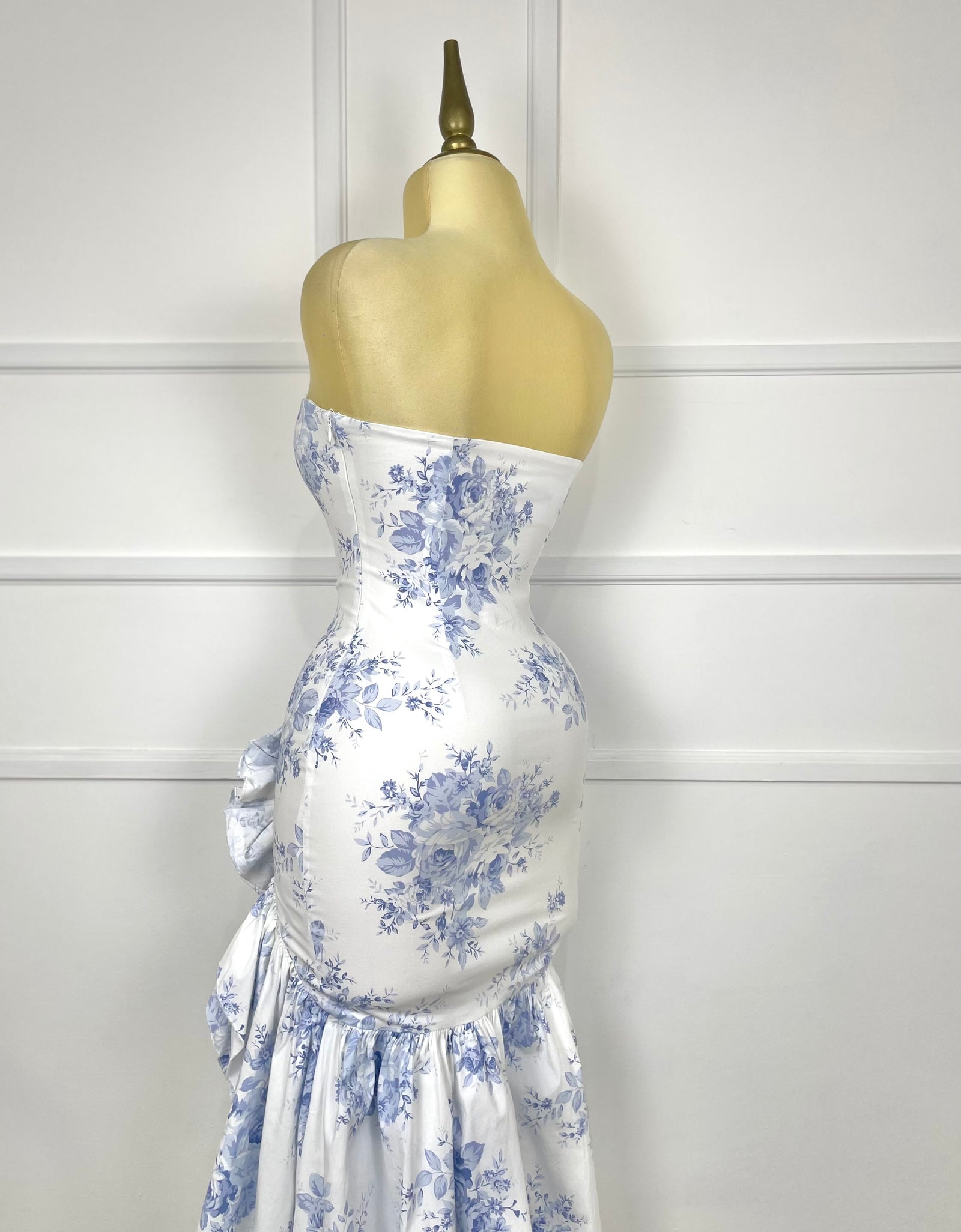 Vestido blanco con flores azules