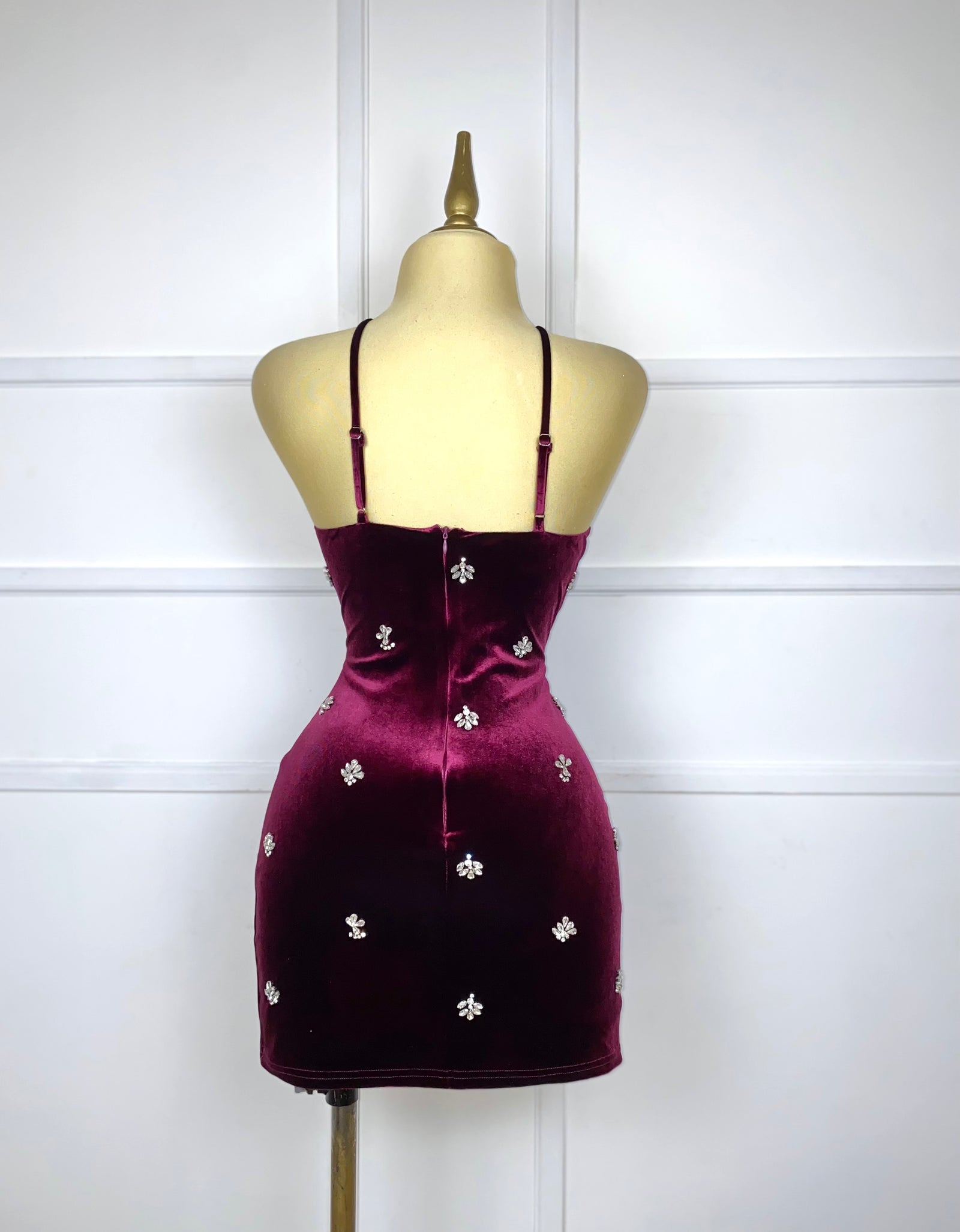 Vestido tinto terciopelo con pedrería