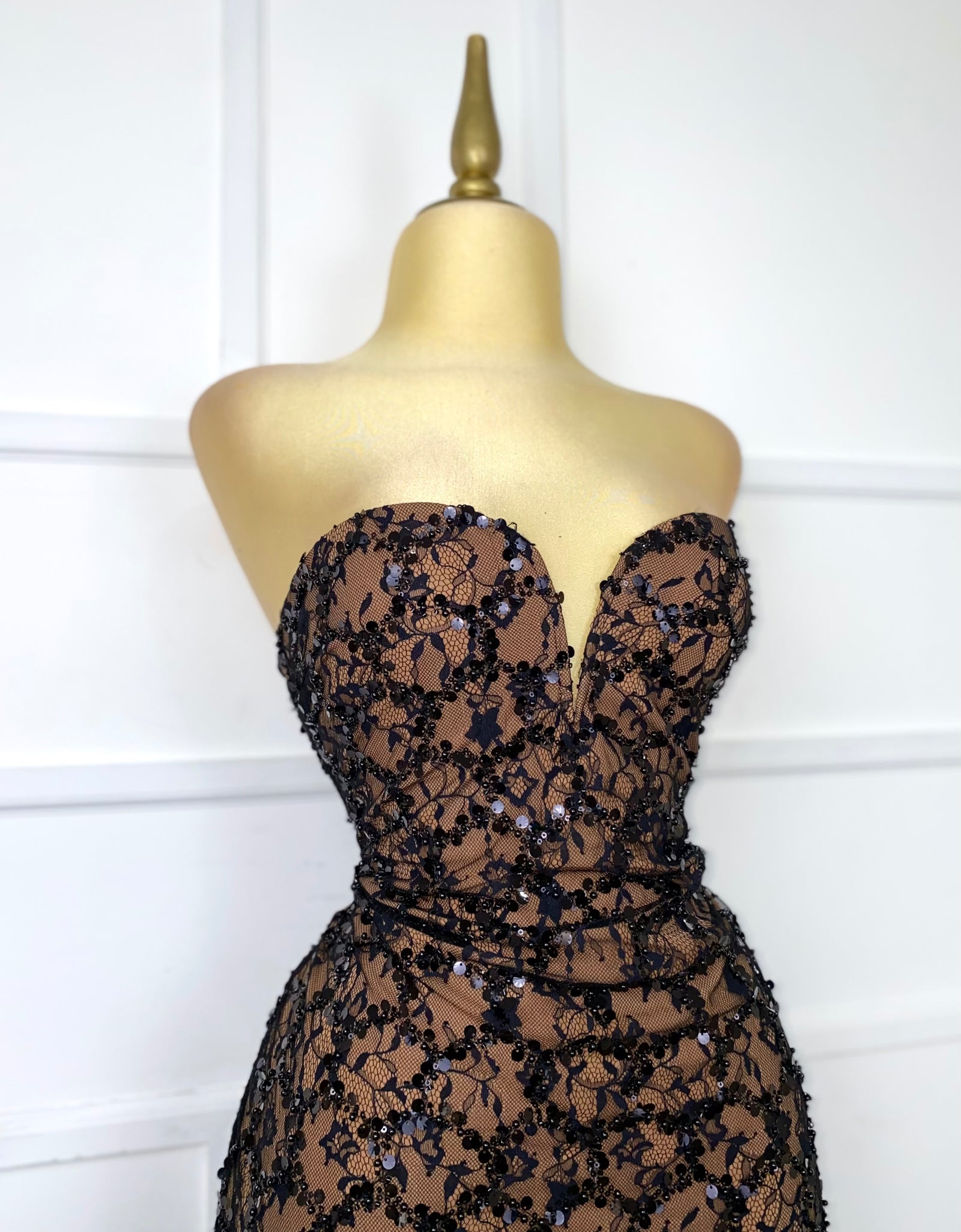 Vestido midi nude con pedrería y copas