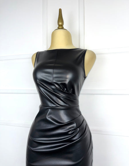 Vestido vinipiel con drapeado