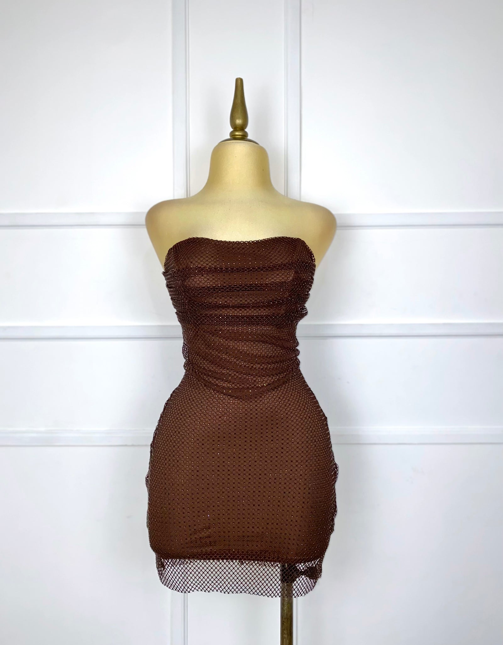 Vestido café strapless con pedrería