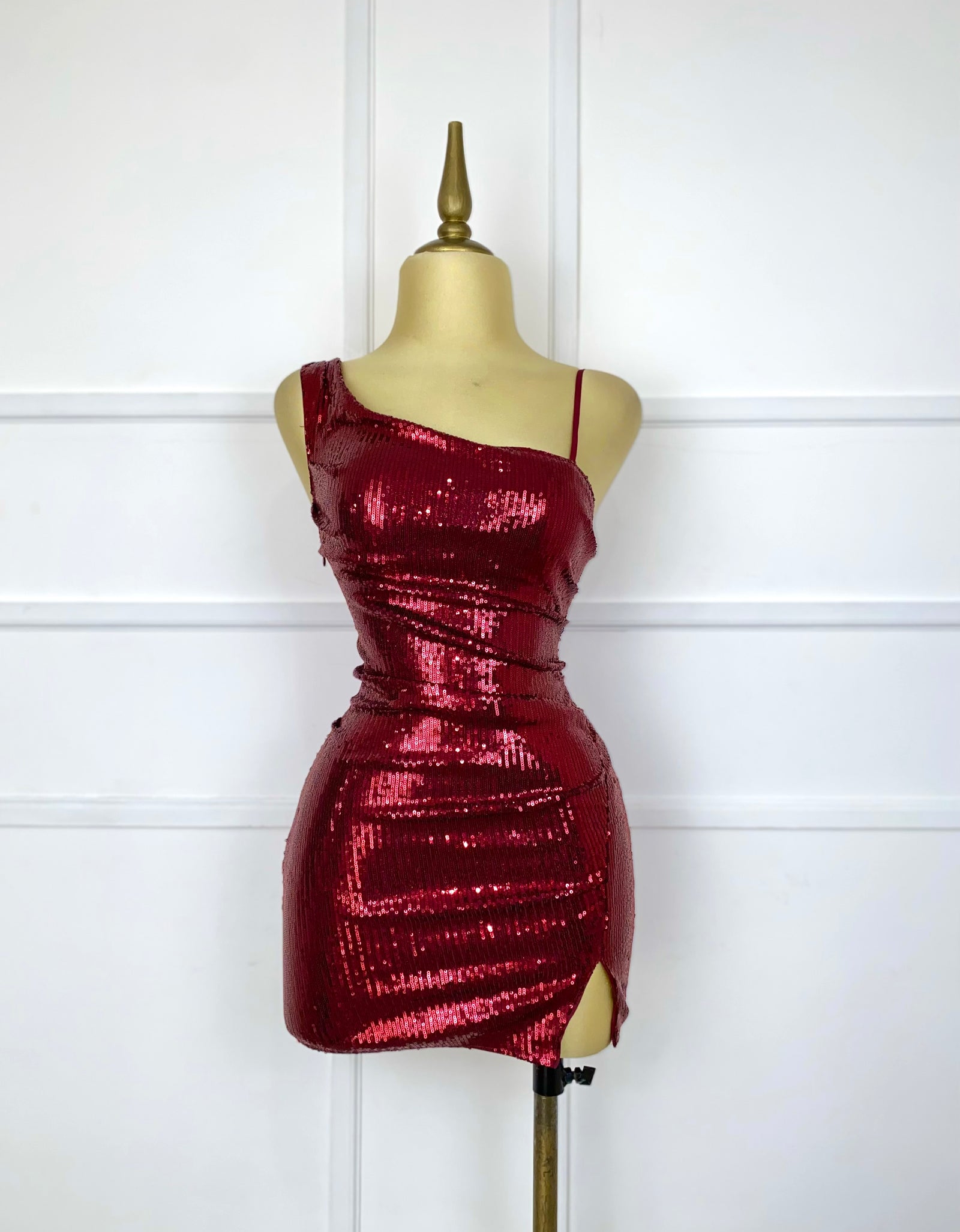 Vestido tinto drapeado con lentejuelas