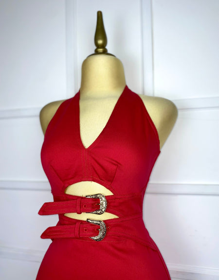 Vestido corto rojo con hebillas