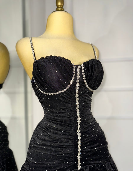 Vestido negro brilloso con pedrería