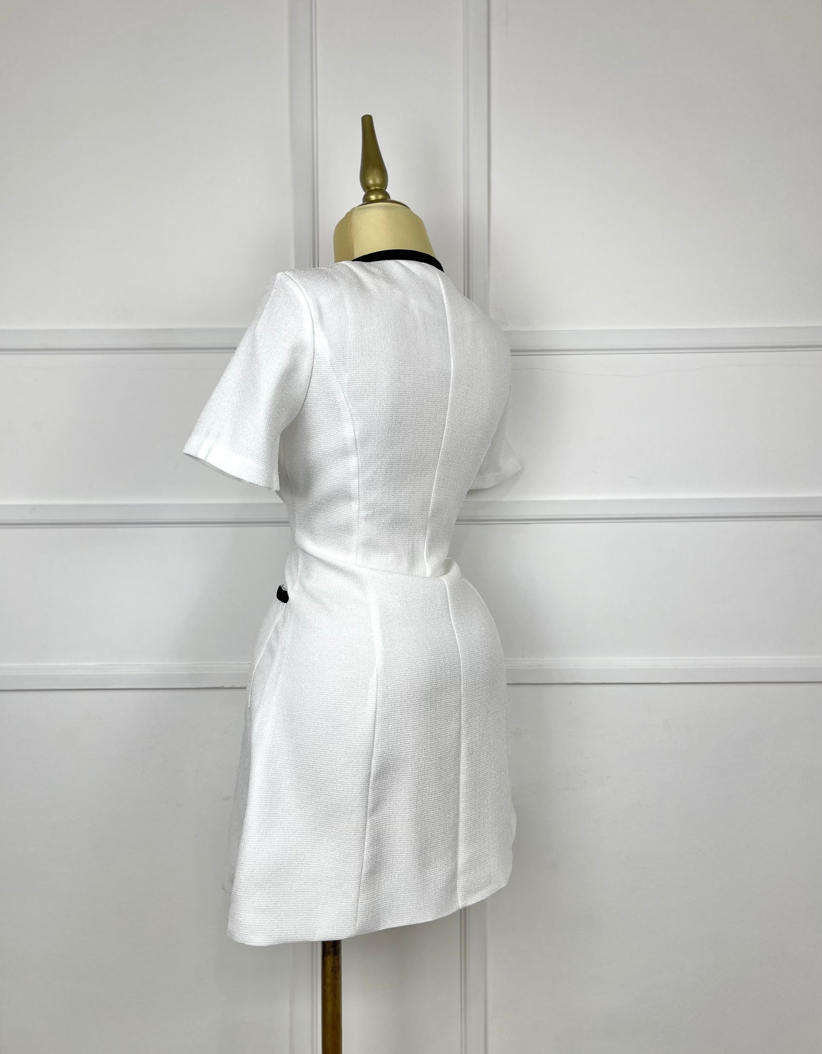 Vestido blanco corto con botones