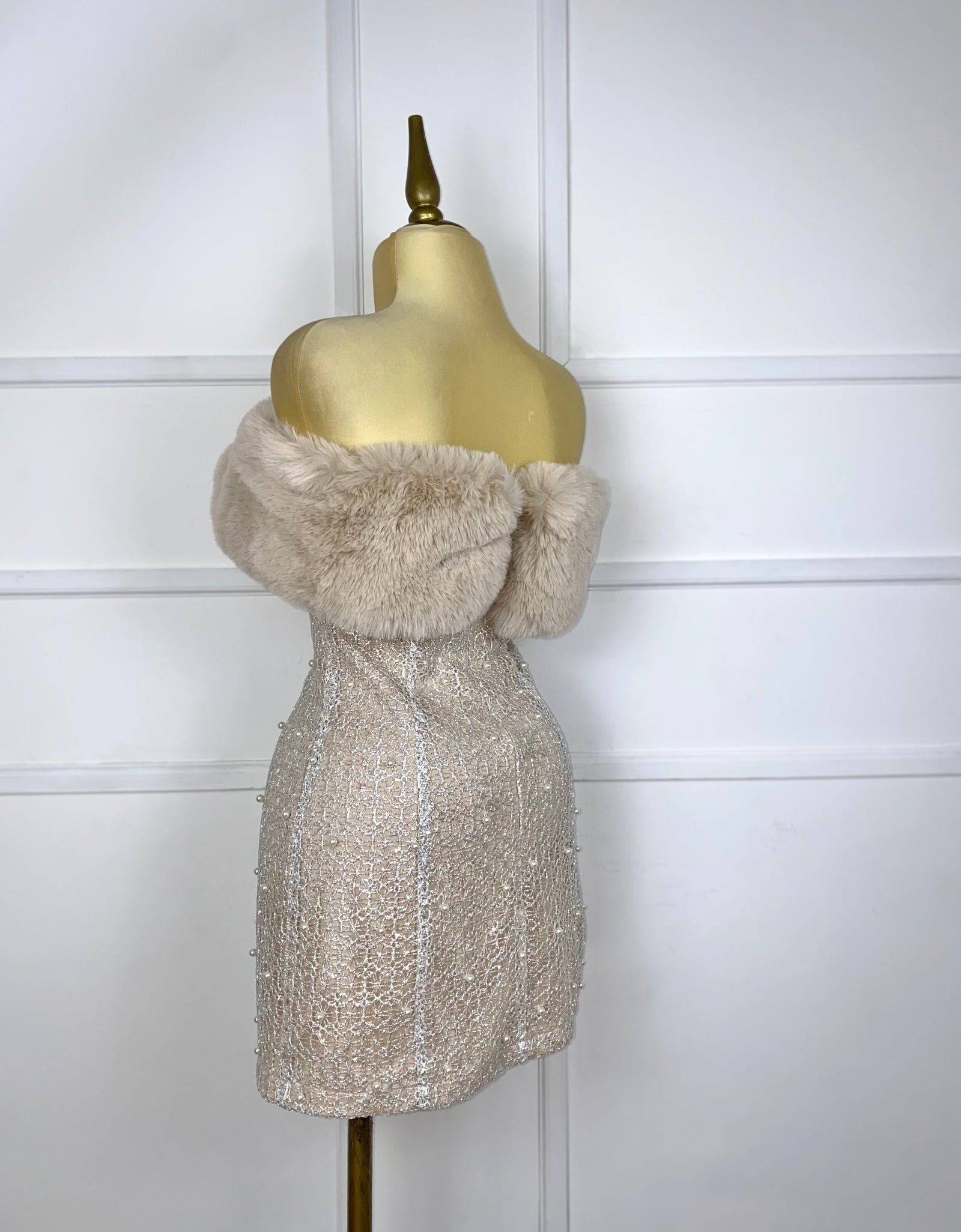 Vestido glitter con perlas y peluche