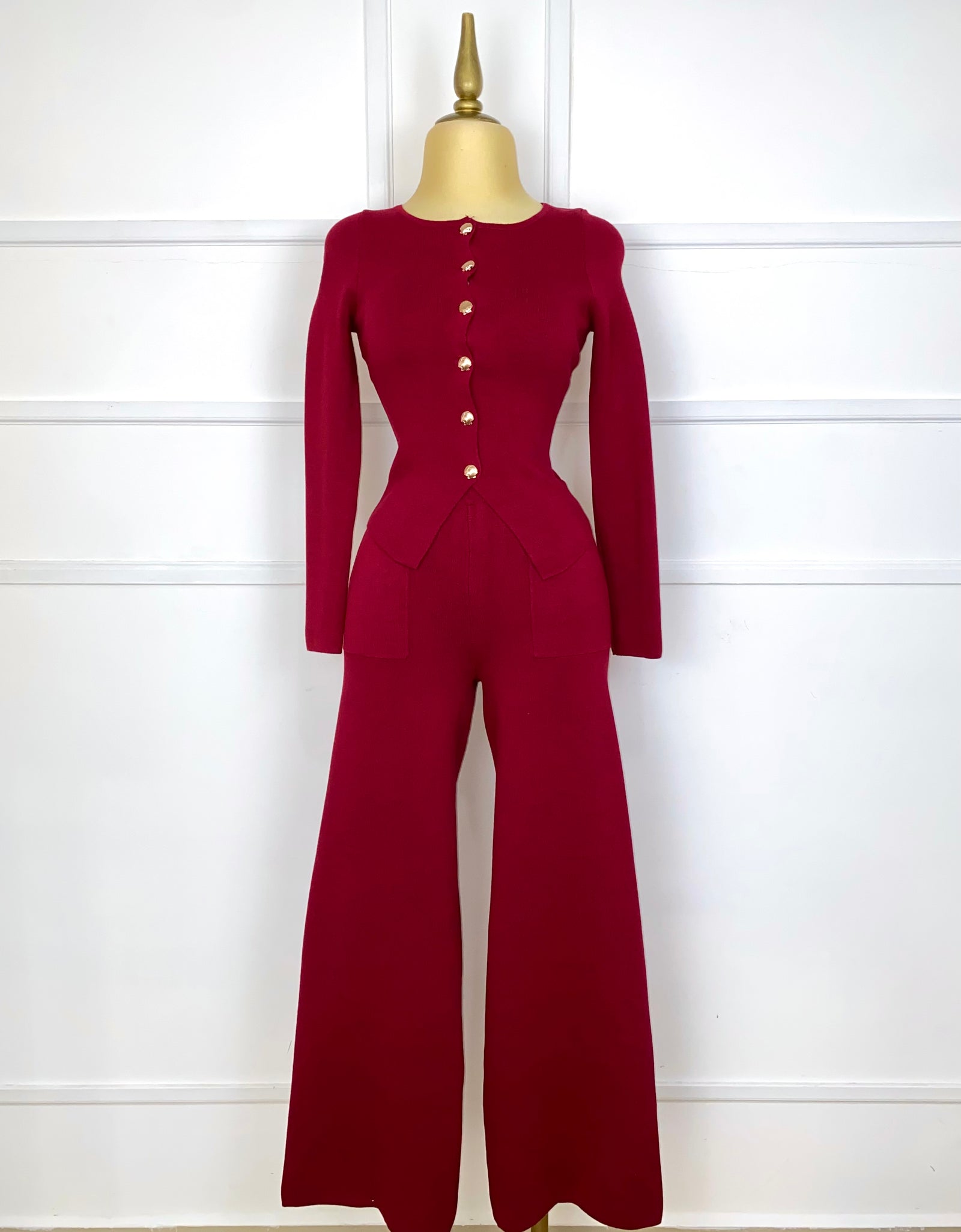 Set tinto punto con botones dorados