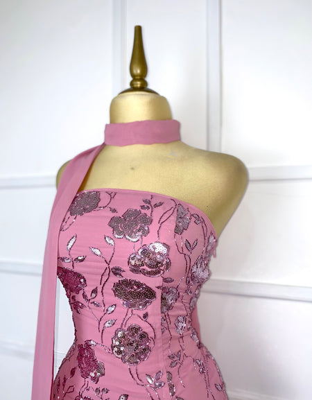 Vestido rosa corto con lentejuelas y listón