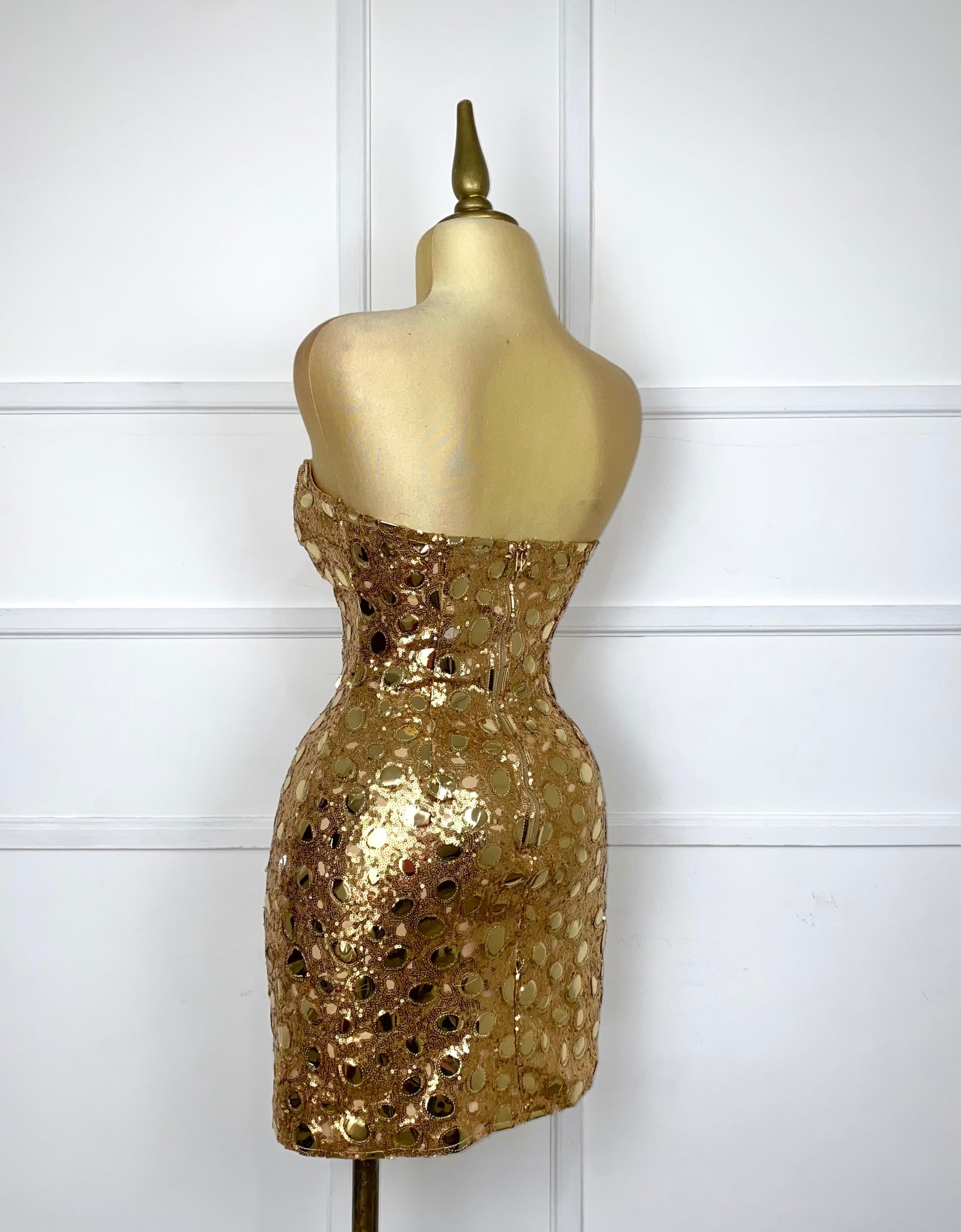 Vestido corto dorado con lentejuela y pedrería