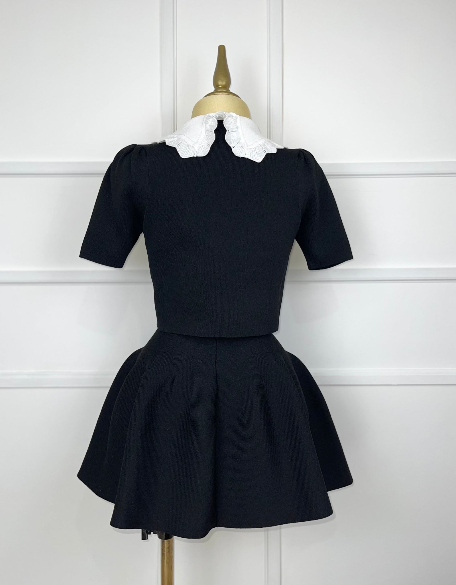 Set negro con cuello blanco