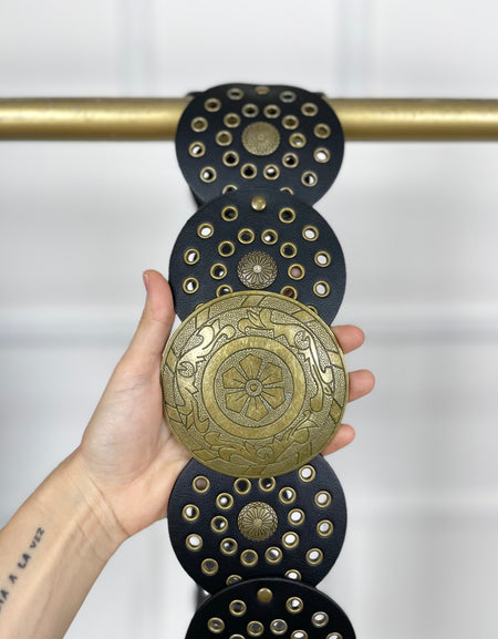 Cinto negro con círculos