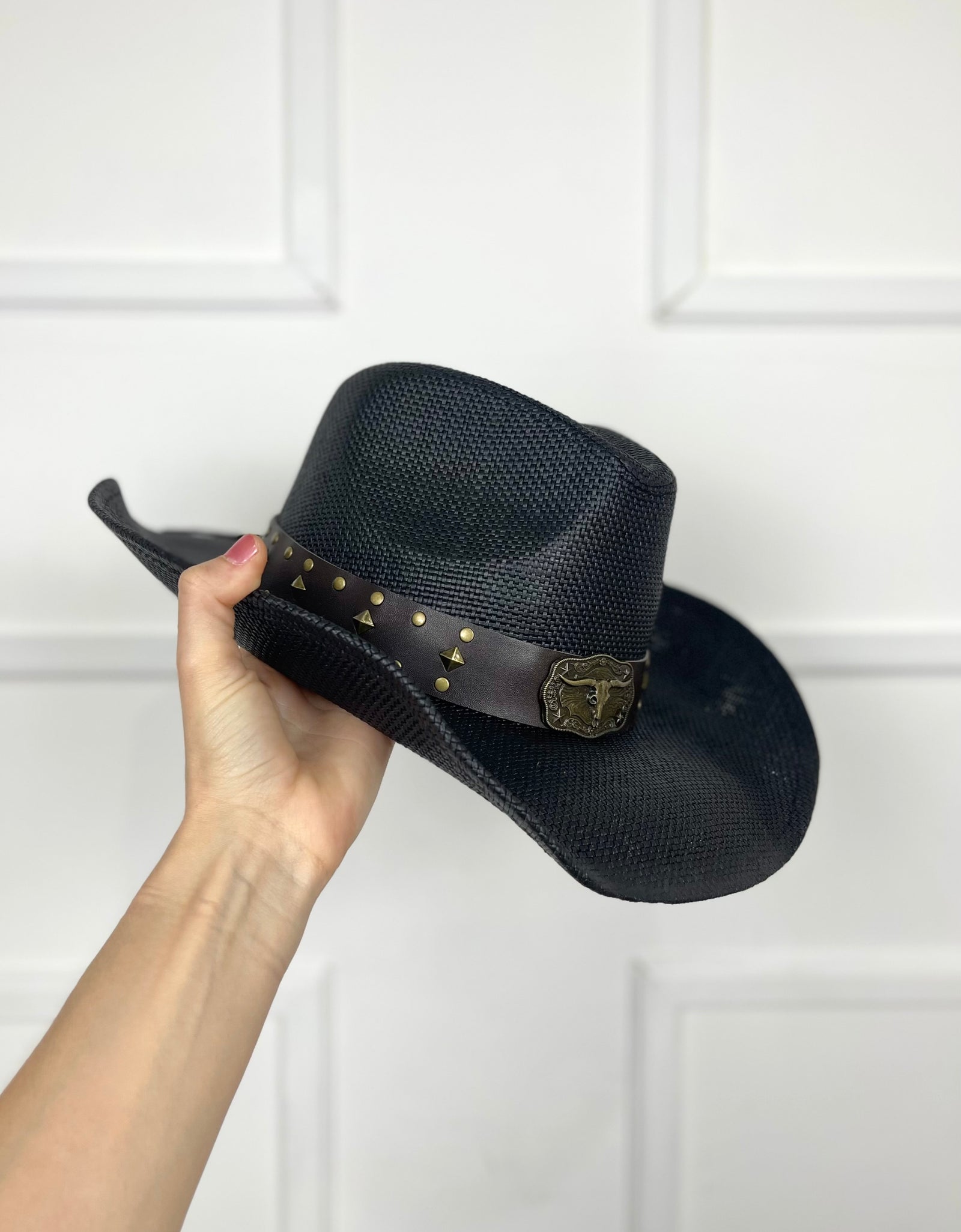Sombrero negro de paja con hebilla