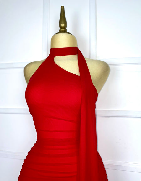 Vestido rojo drapeado con olán