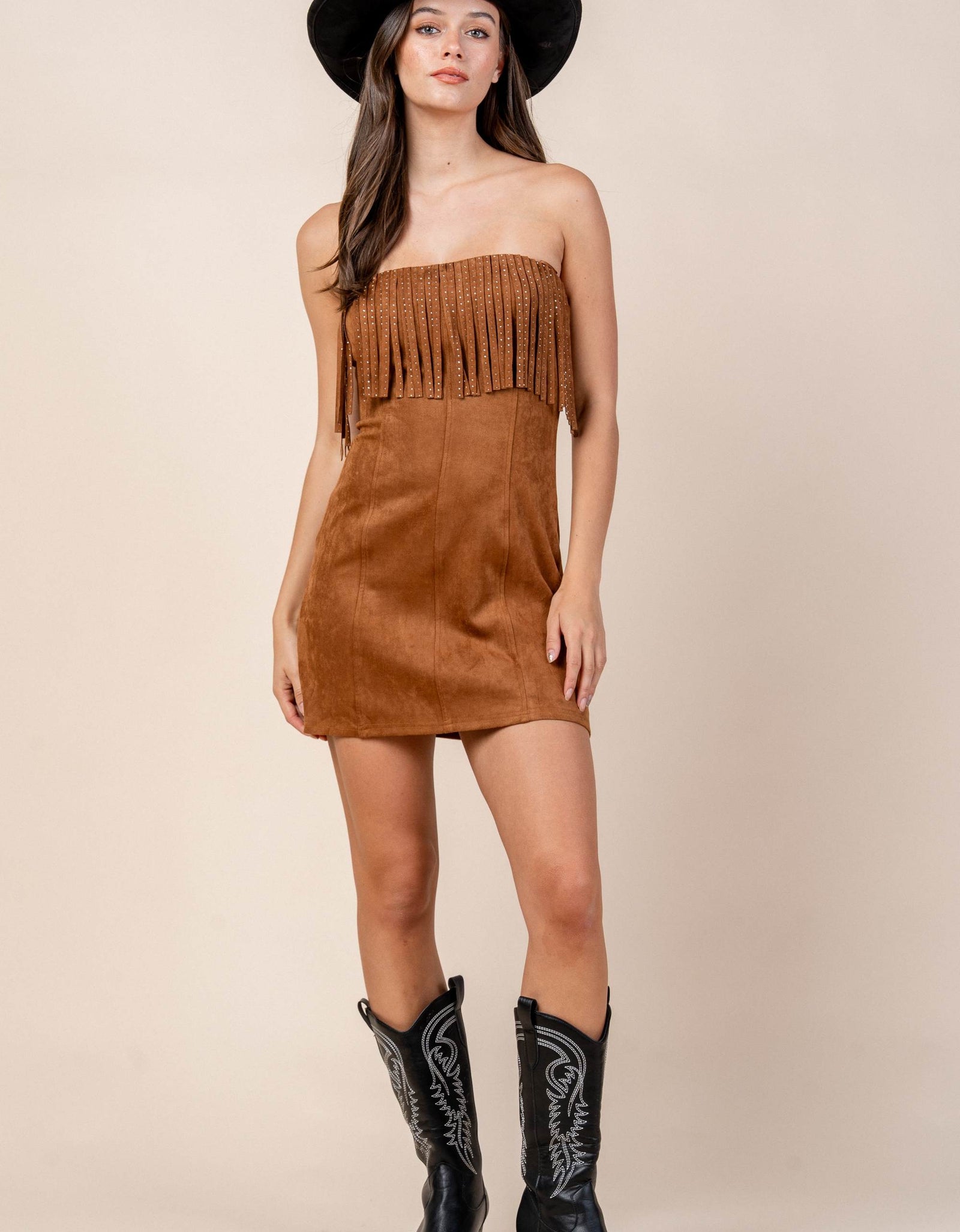 Vestido café strapless con flecos