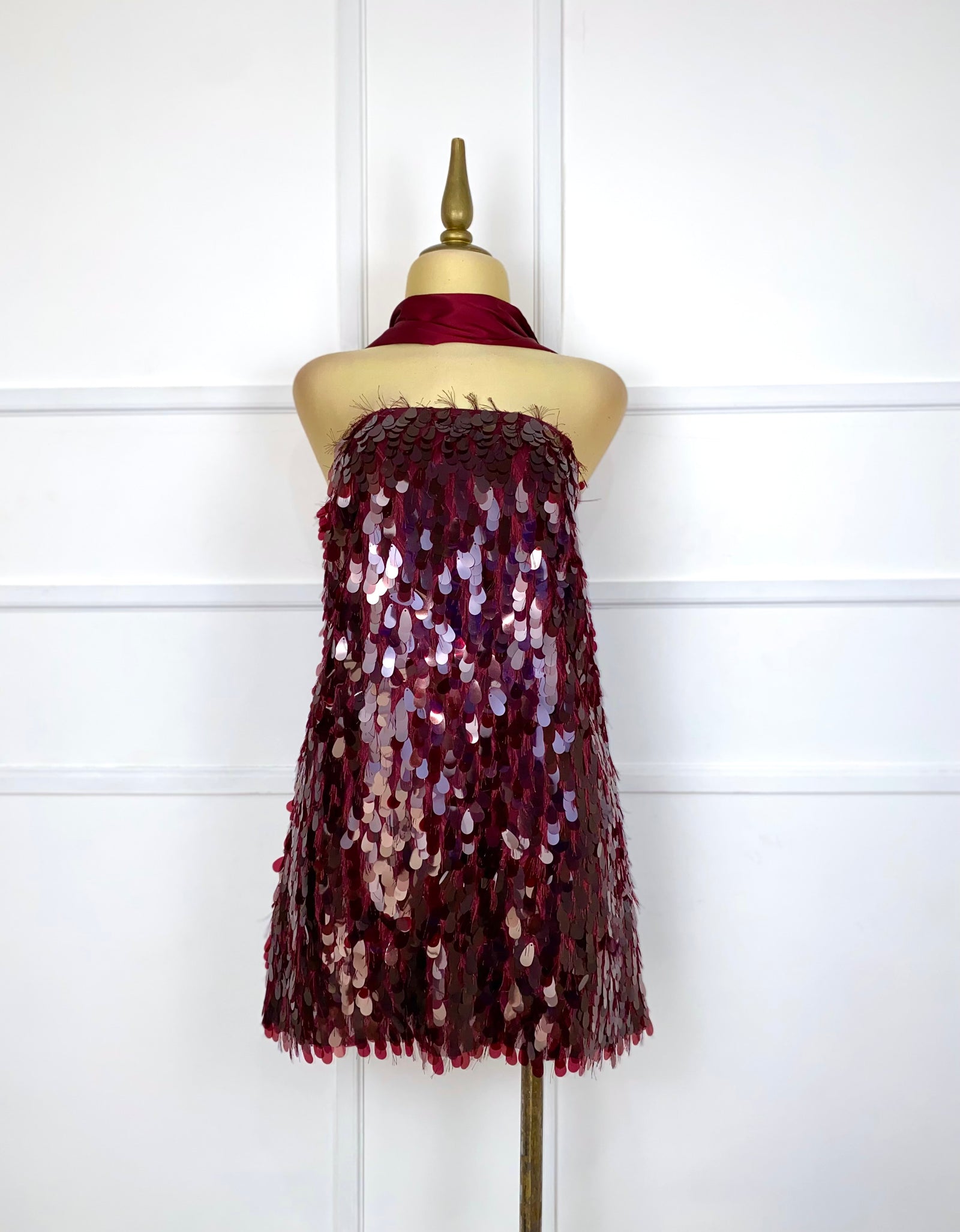 Vestido tinto lentejuelas y listón