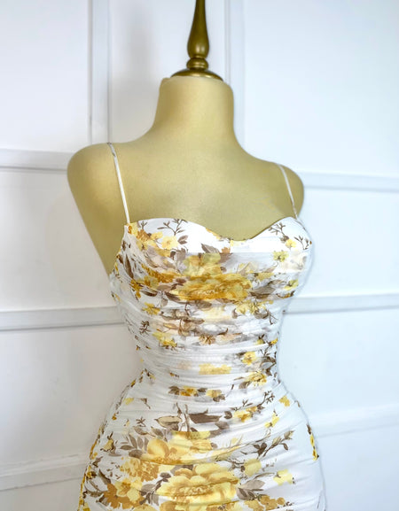 Vestido blanco drapeado con flores amarillas