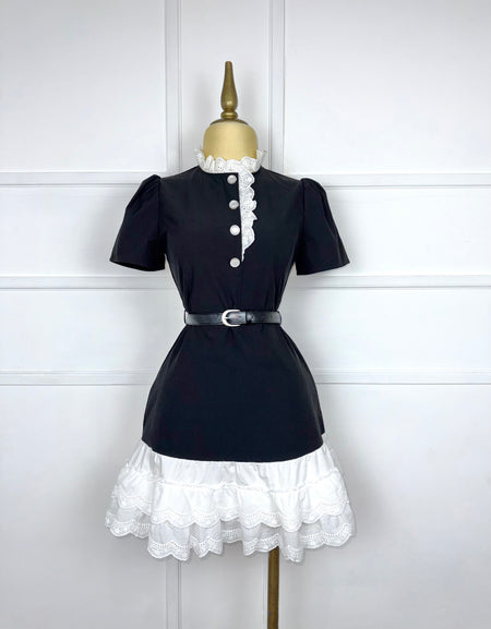 Vestido negro con aplicación guipur y cinto