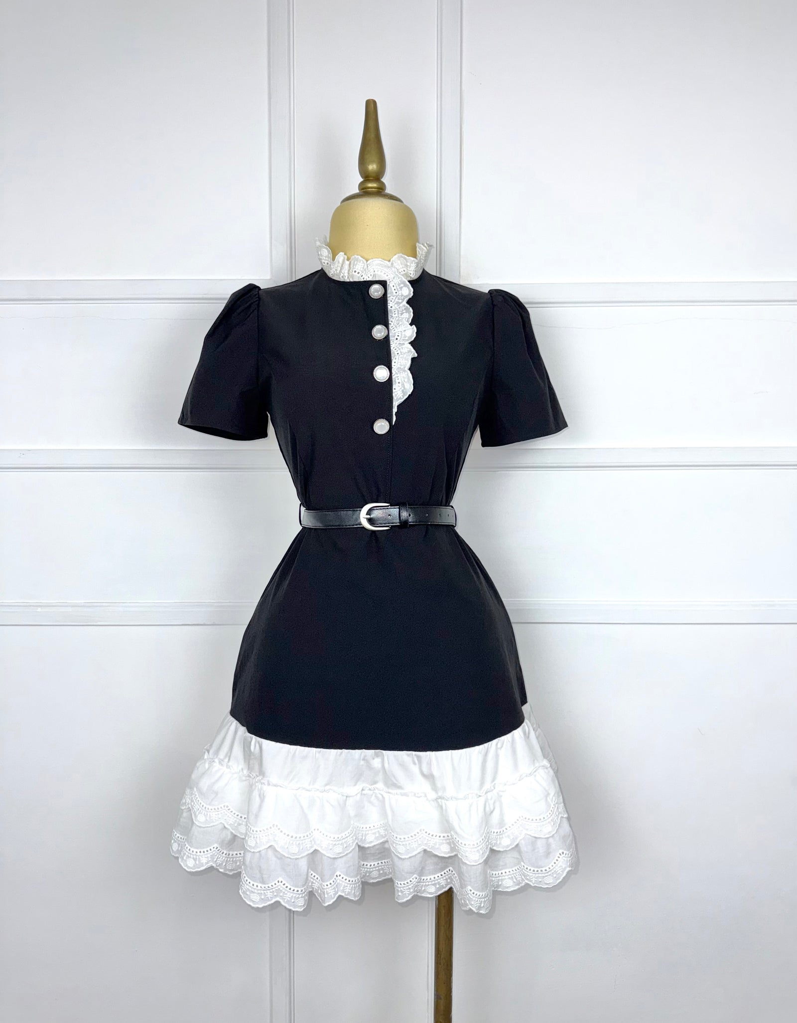Vestido negro con aplicación guipur y cinto