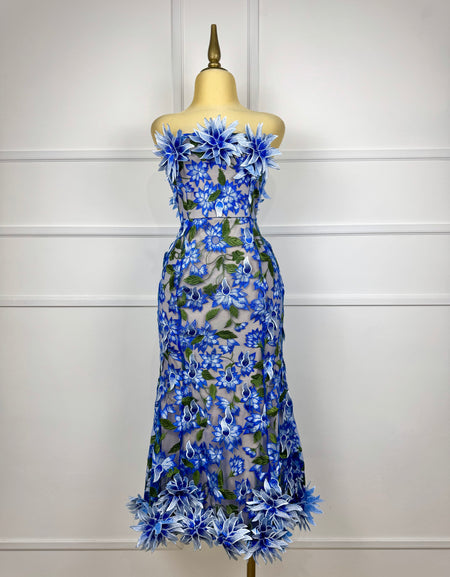 Vestido largo strapless con flores azules