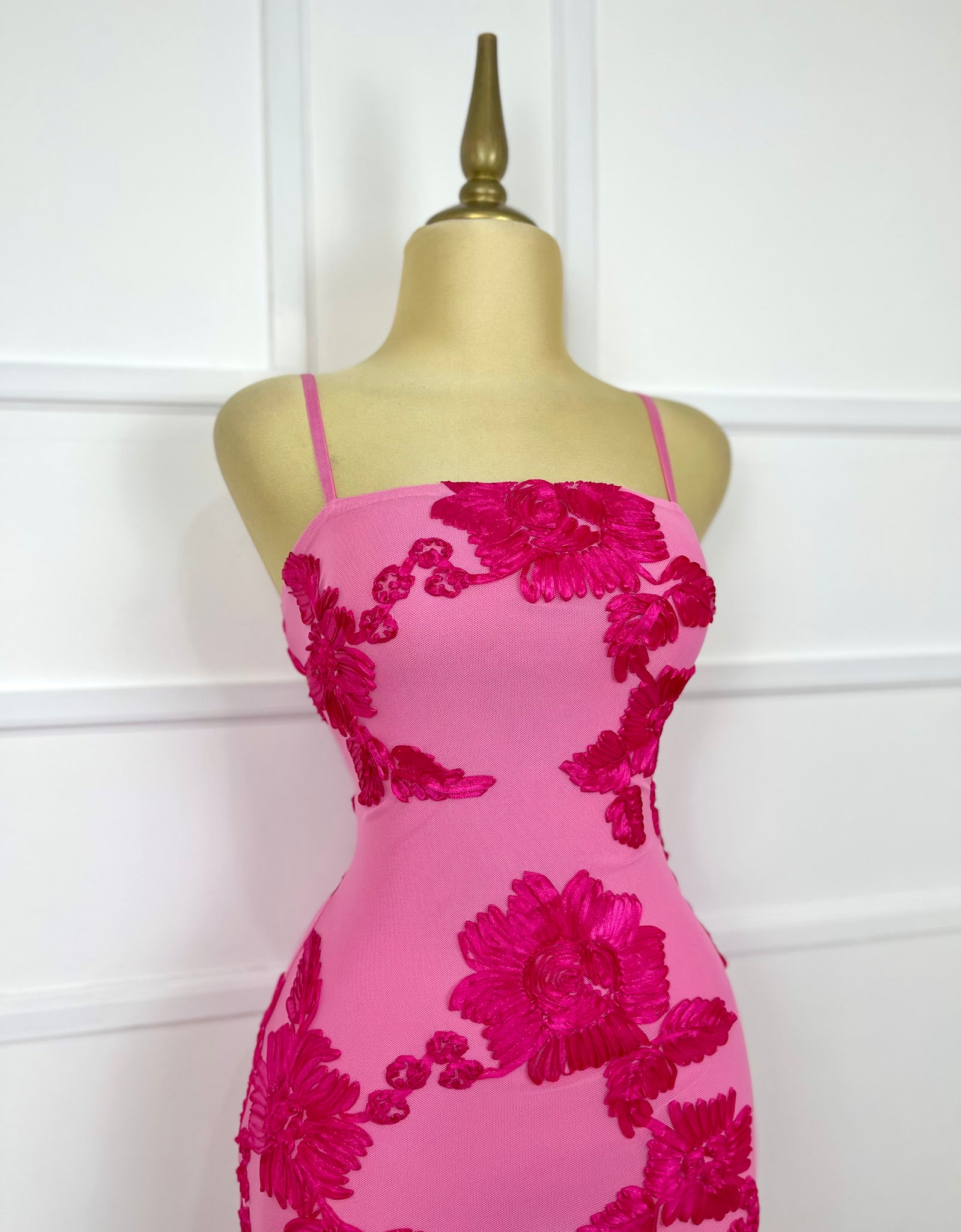 Vestido midi rosa con flores