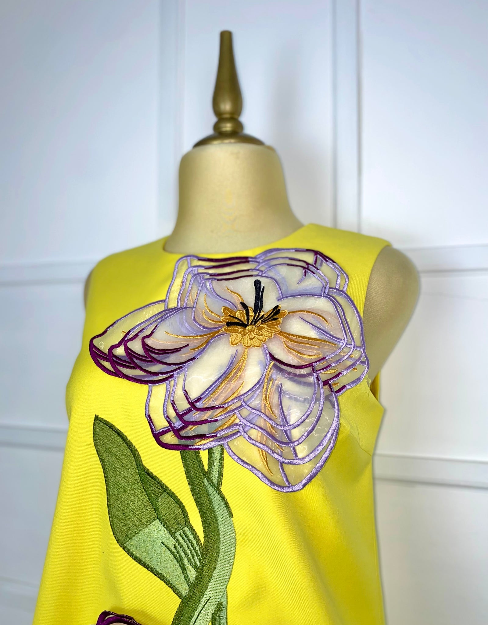 Vestido amarillo volado con flores