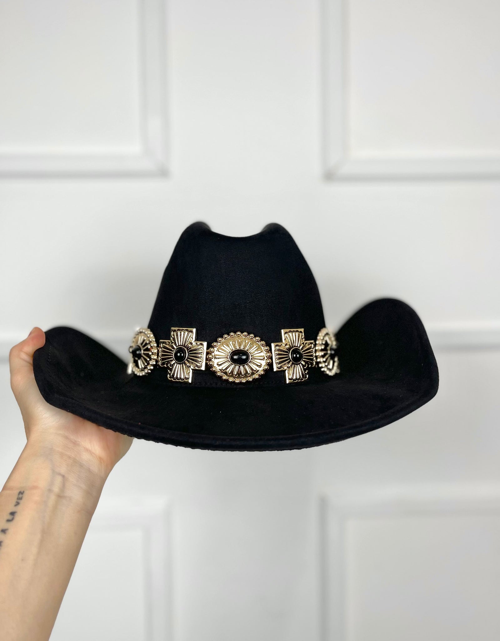 Sombrero gamuza con hebillas doradas (2 colores)