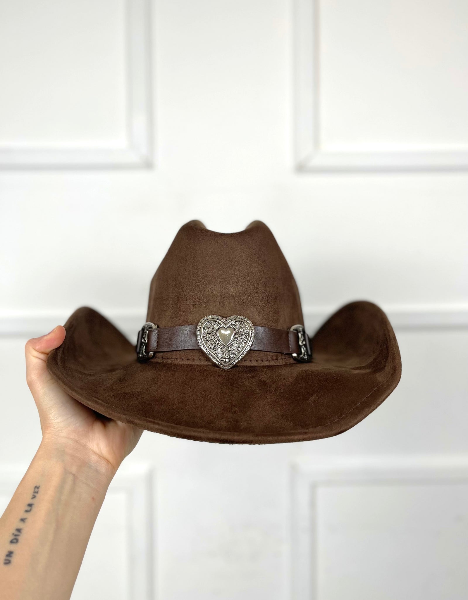 Sombrero café gamuza hebillas plata