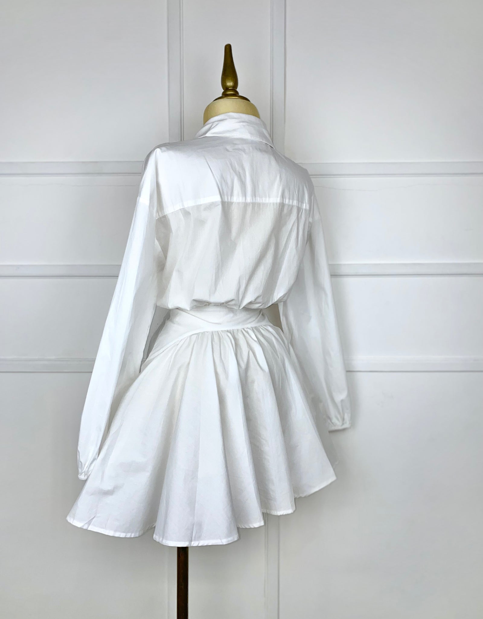 Vestido blanco asimétrico con listones