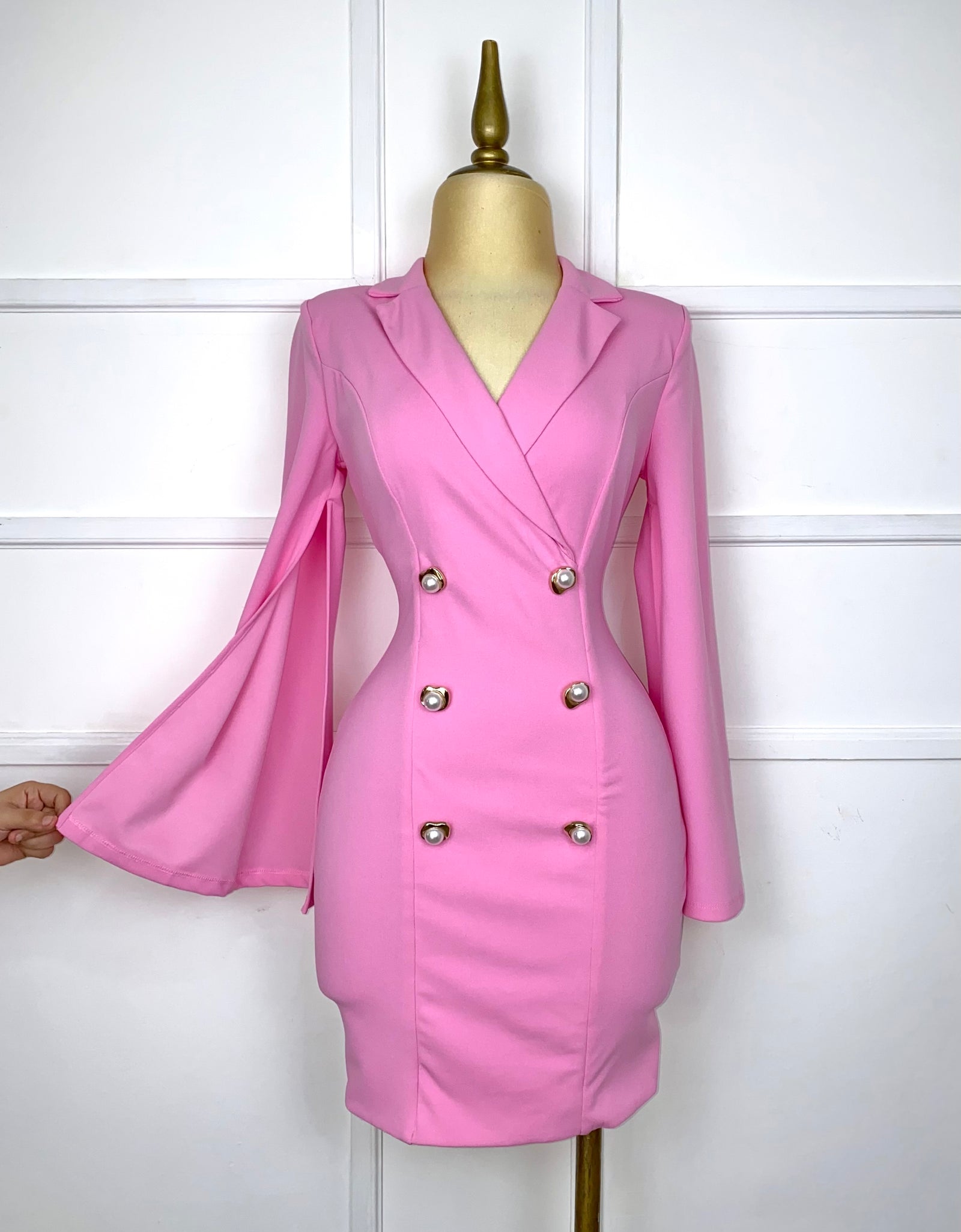Vestido rosa con botones de perlas