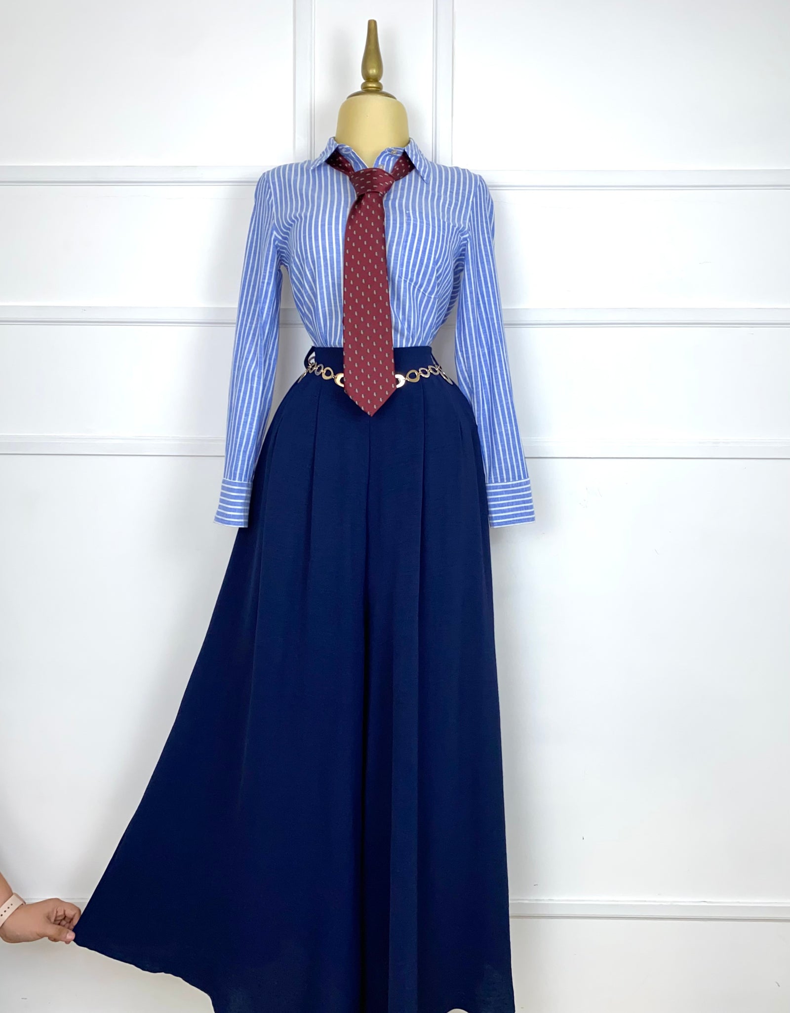 Pantalón azul marino con cinto de cadena