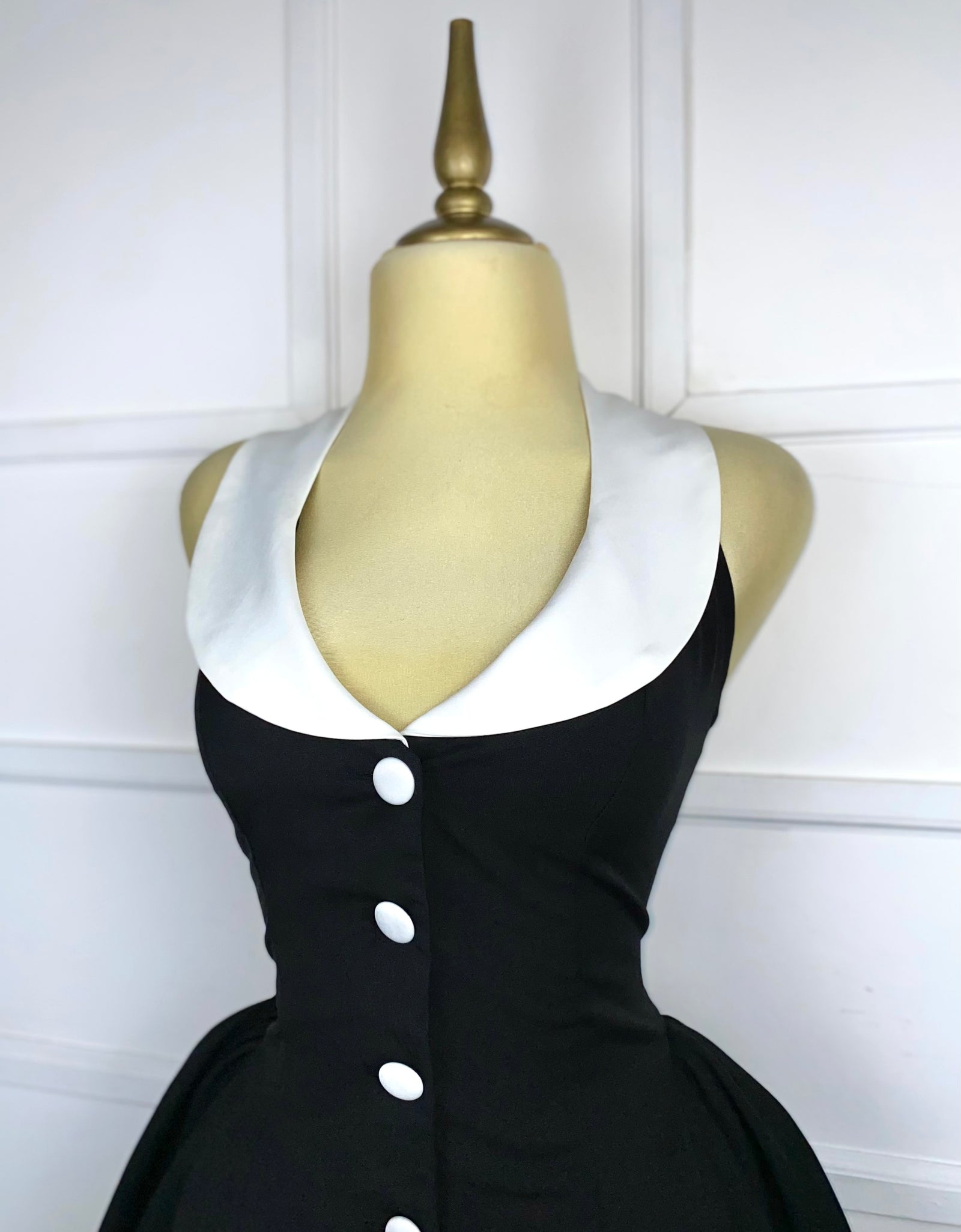Vestido negro con botones blancos