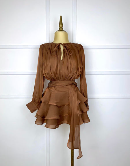 Set café brilloso tipo gasa con olanes