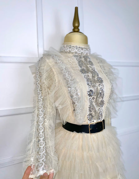 Vestido largo beige de tul con pedrería