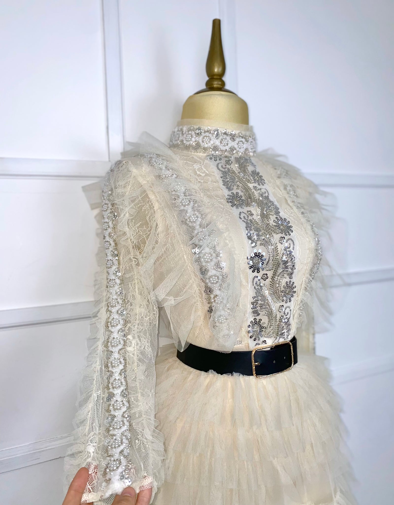 Vestido largo beige de tul con pedrería