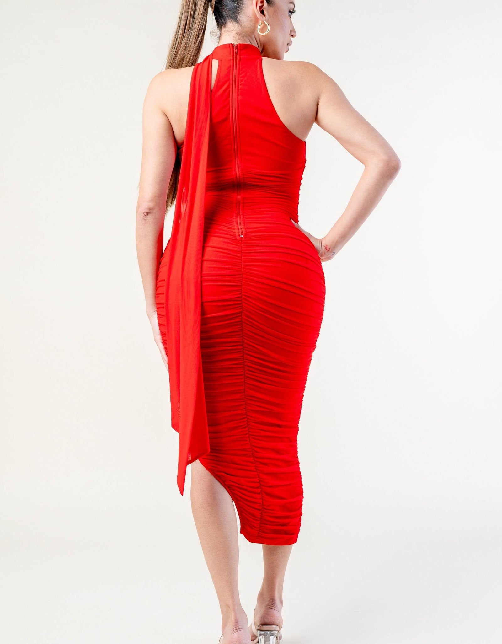Vestido rojo drapeado con olán