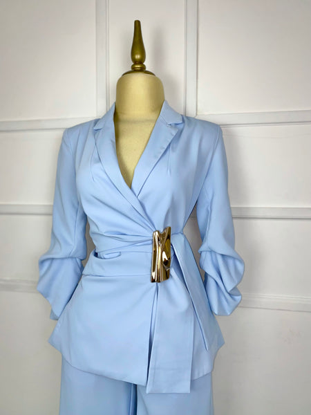 Traje baby blue asimétrico