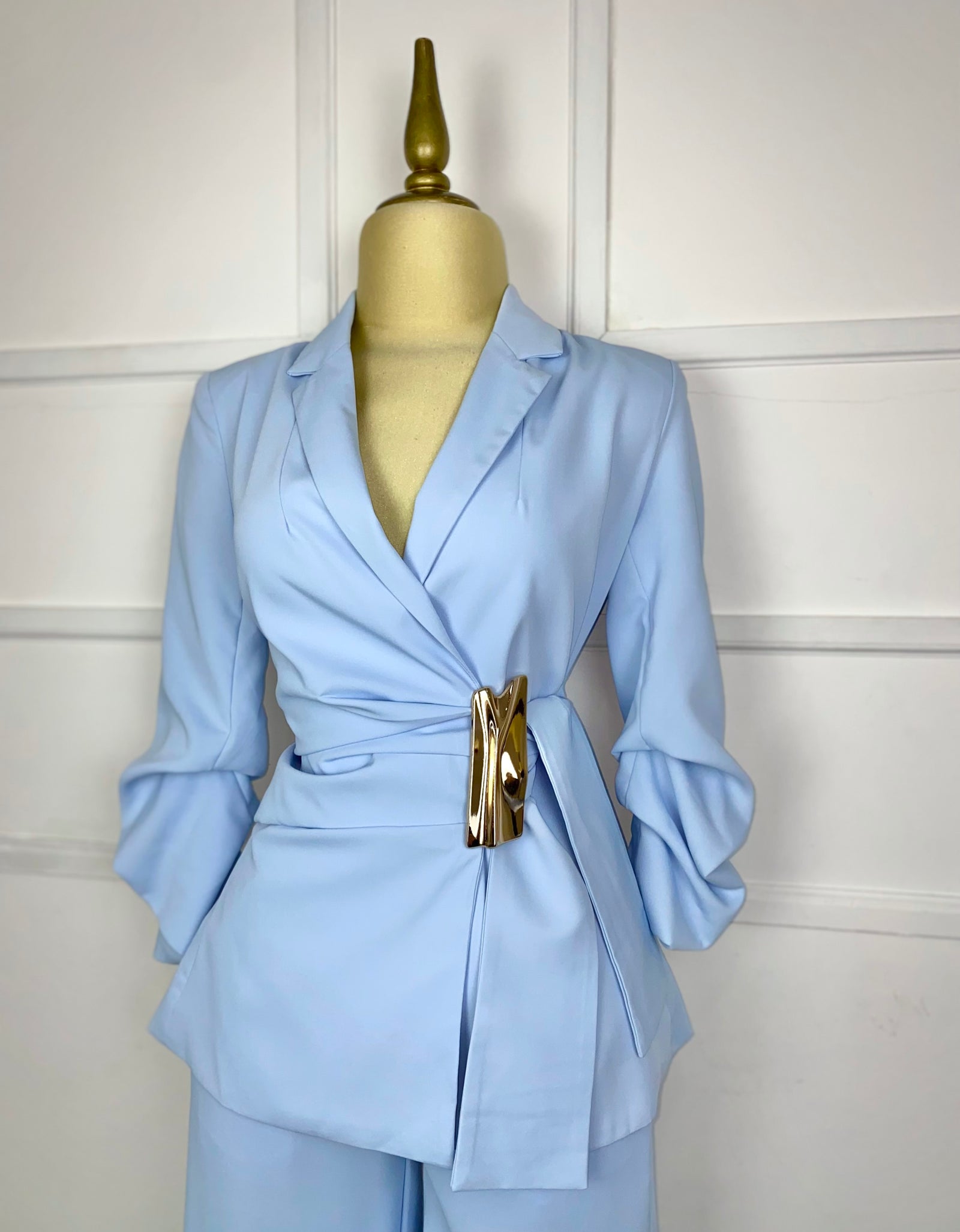 Traje baby blue asimétrico