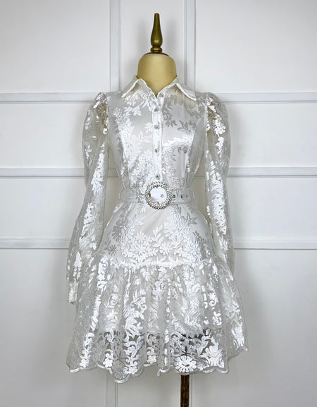 Vestido blanco con flores y cinto