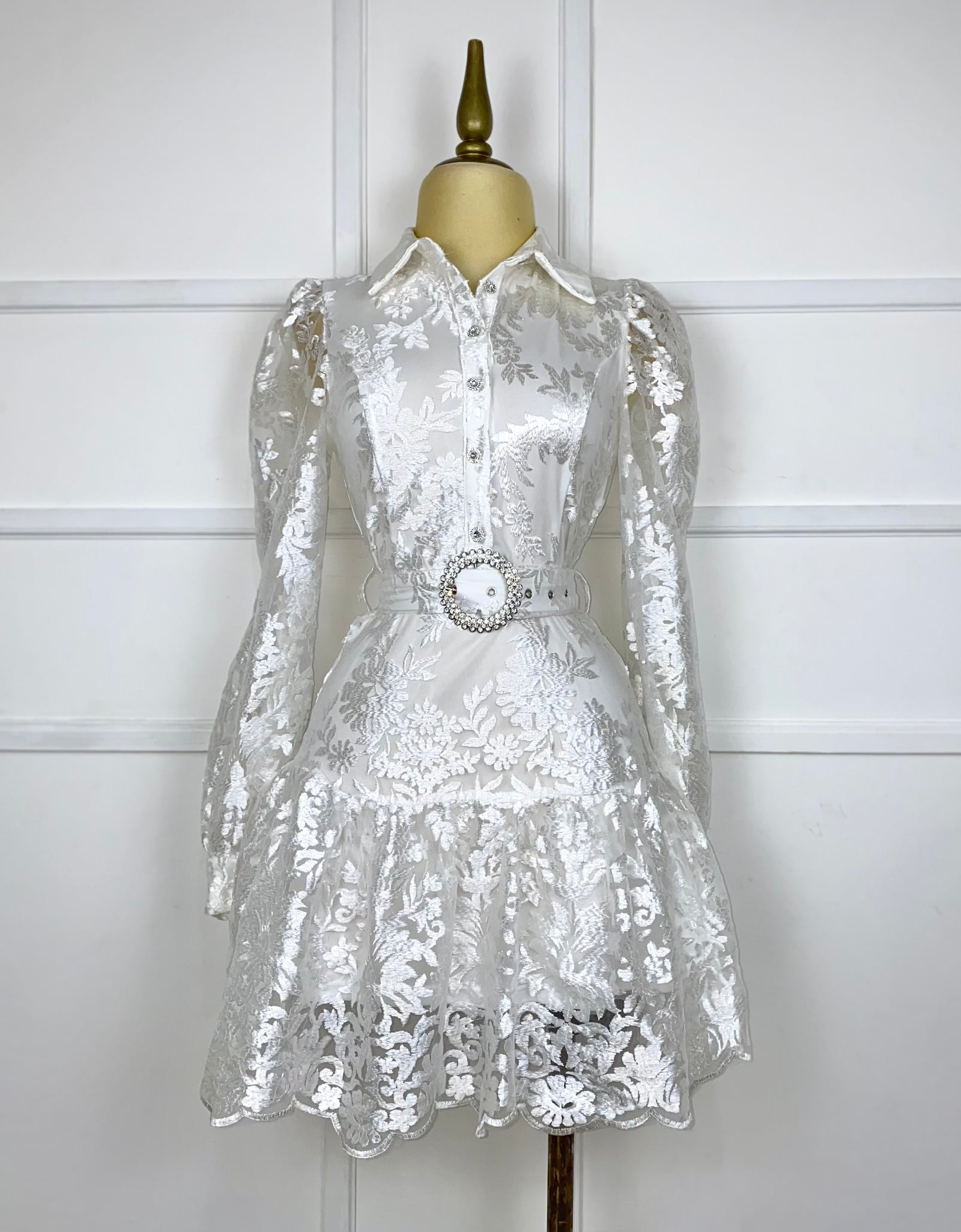 Vestido blanco con flores y cinto