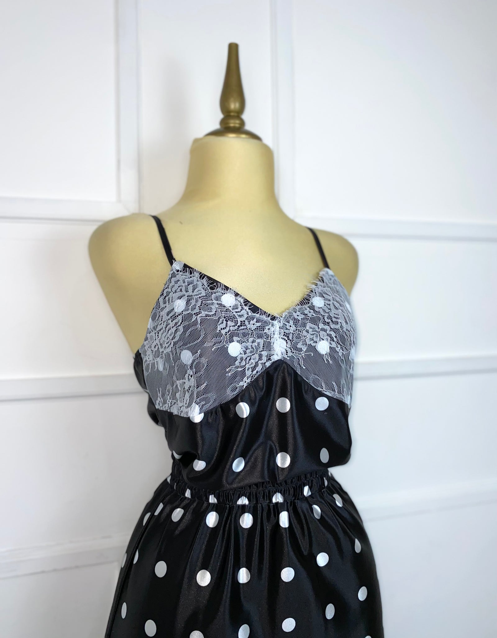 Set polka dots satín con encaje