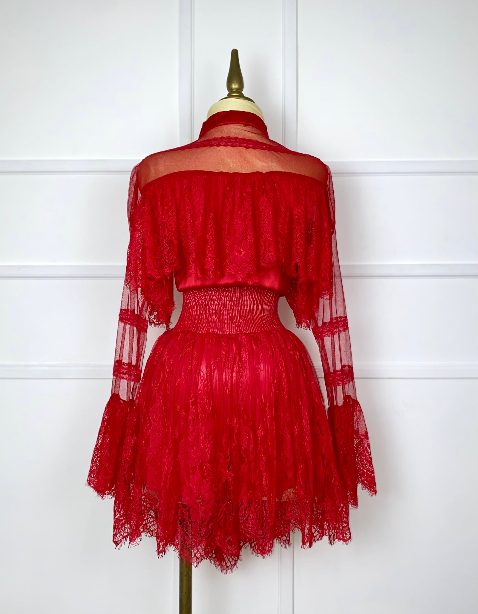 Vestido rojo con encaje y vinipiel
