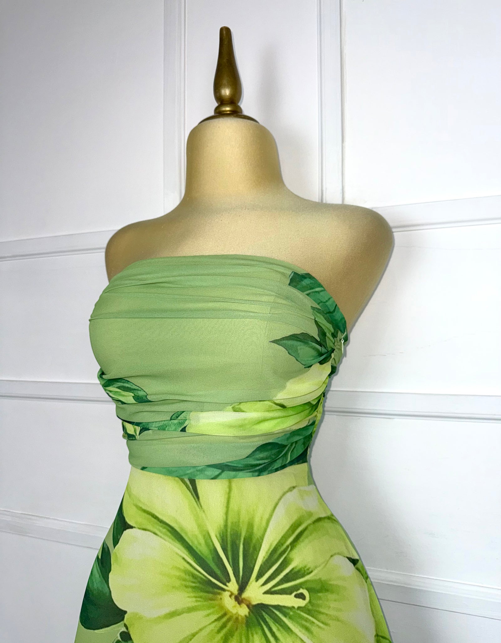 Vestido strapless estampado verde
