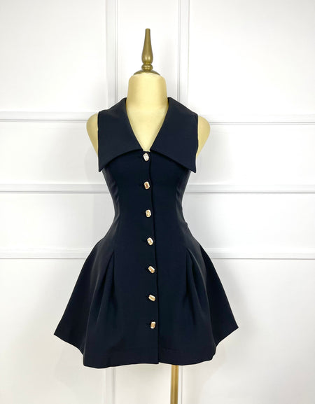 Vestido negro corto con botones dorados