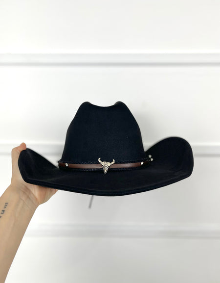 Sombrero negro con hebilla de vaca