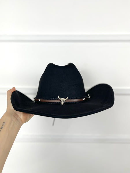 Sombrero negro con hebilla de vaca