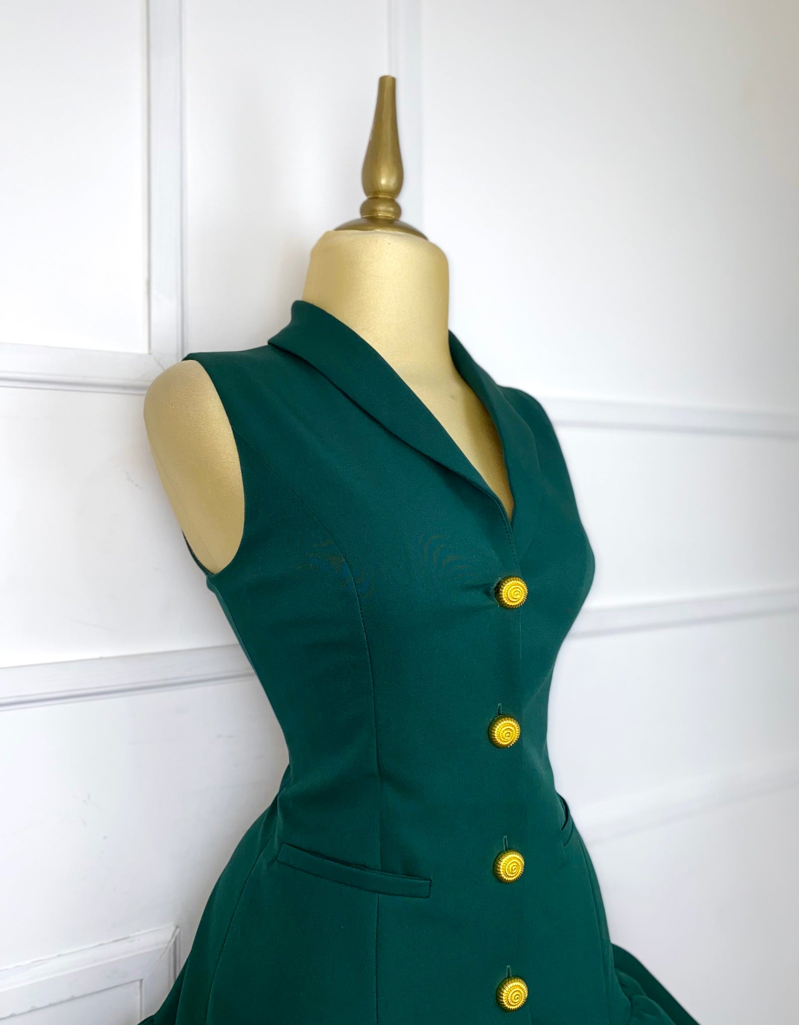 Vestido verde con botones dorados