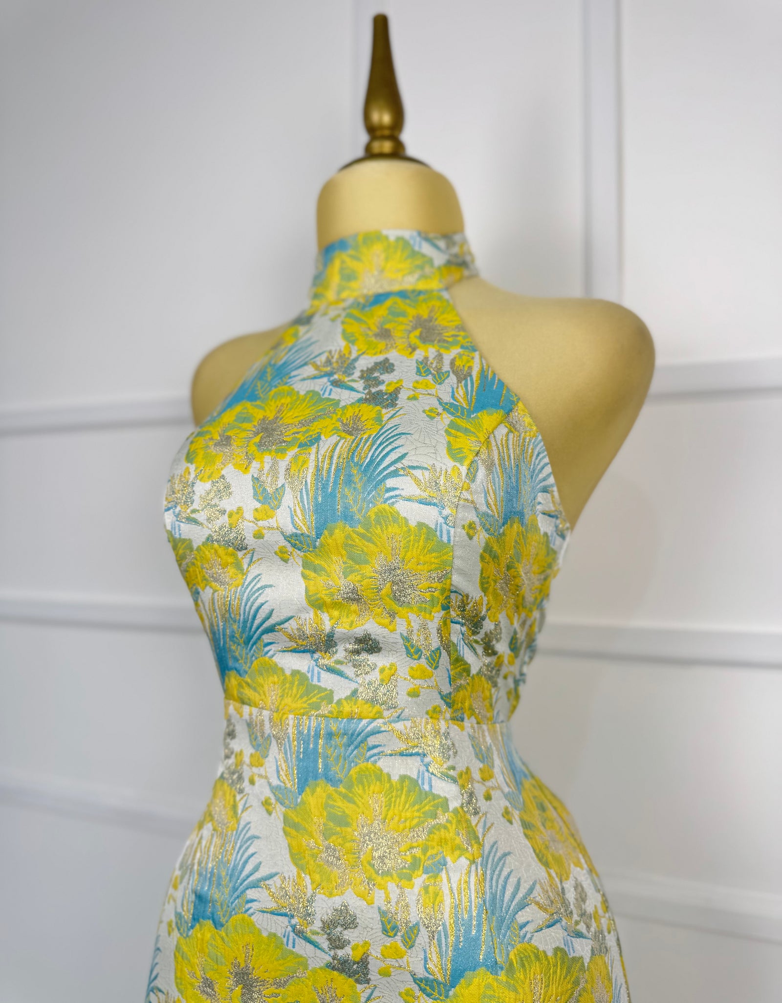 Vestido azul con flores amarillas