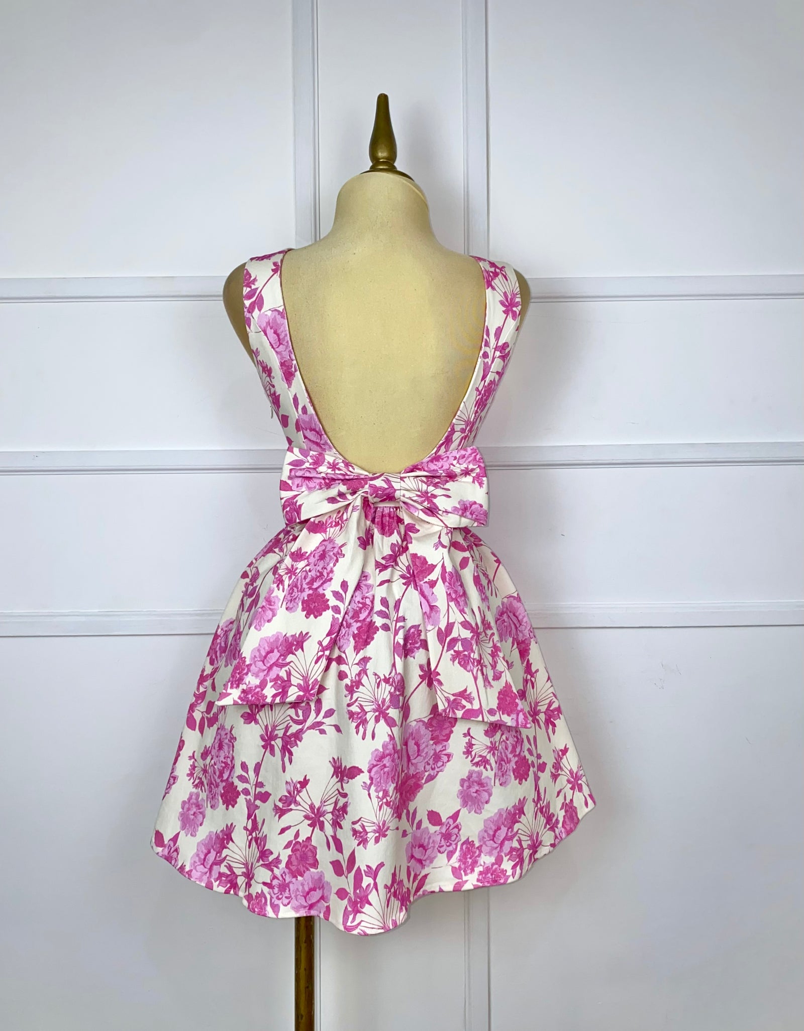 Vestido blanco flores rosas y moño